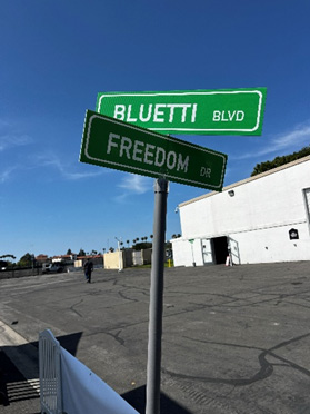 Street signs reading Bluetti and Freedom